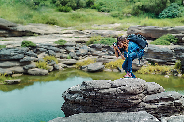 포토 JPG 해외이미지 라이프스타일 행복 여행 자연 표면 휴가 휴식 한명 야외 여행객 카메라 디지털 잡기 시간 거친 사진사 호기심 주말 탐사 내추럴 해외202004 해외포토 1 감정 컨셉 모션 사람 생활 전자제품 작가 생태계 파일형식 이미지허브