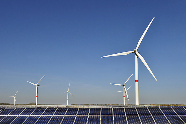 포토 JPG 해외이미지 하늘 바람 독일 사람없음 야외 파란색 태양 맑음 힘 재활용 에너지 판넬 땅 세대 카피스페이스 해외202004 해외포토 자연요소 유럽 컬러 날씨 공백 친환경 파일형식 이미지허브