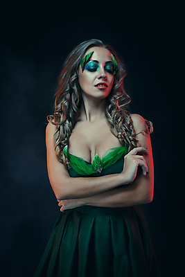 포토 JPG 해외이미지 모델 직업 디자인 응시 여자 얼굴 백그라운드 그림자 미술 한명 빨간색 초록색 컬러풀 유행 검은색 어둠 화장품 화려 고급 닫기 피부 입술 만들기 열정 아이섀도 스타일링 스타일 방식 해외202004 해외포토 1 시선 감정 컬러 컨셉 모션 문화예술 사람 신체부위 뷰티 파일형식 이미지허브