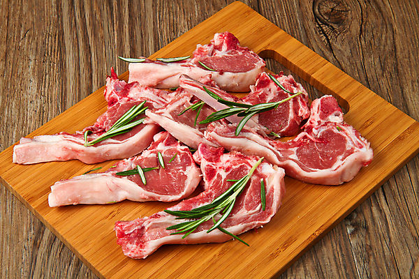 포토 JPG 해외이미지 식재료 실내 생고기 사람없음 양고기 로즈메리 나무도마 나무배경 해외202004 해외포토 백그라운드 도마 육류 내부 목재 허브 파일형식 이미지허브