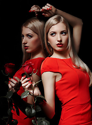 포토 JPG 해외이미지 백인 모델 헤어스타일 손 드레스 여자 꽃 얼굴 2 손가락 한명 사람 빨간색 금발 장미 반사 유행 검은색 새벽 거울 흰색 화려 야간 손톱관리 손톱 입술 내추럴 더블 스타일 해외202004 해외포토 자연요소 서양인 식물 1 옷 컬러 컨셉 신체부위 네일아트 파일형식 이미지허브