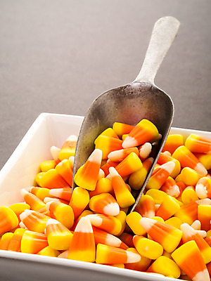 포토 JPG 해외이미지 음식 오렌지 장난 사탕 옥수수 사람없음 노란색 할로윈 대접 사발 달콤 설탕 국자 해외202004 해외포토 컬러 과일 주방용품 디저트 곡류 사기그릇 맛 파일형식 이미지허브