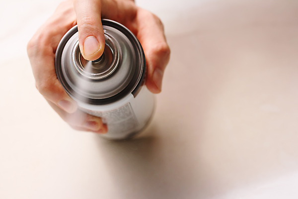 포토 JPG 해외이미지 손 손가락 통 사람없음 꼬리표 페인트 흰색 잡기 도시 그리기 캔 그림 스프레이 화가 분무기 에어로졸 해외202004 해외포토 직업 컬러 모션 신체부위 라벨 파일형식 이미지허브