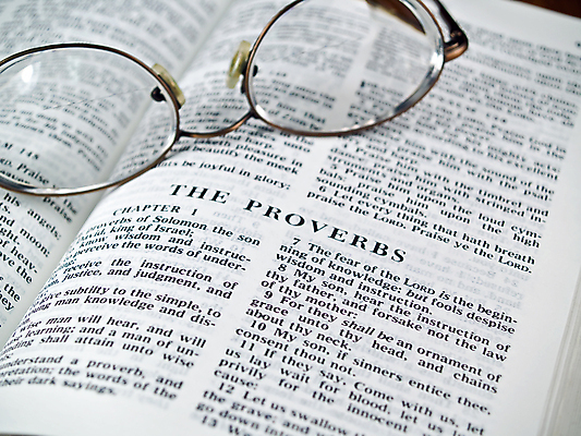 포토 JPG 해외이미지 기독교 종교 안경 텍스트 새로움 사람없음 단어 교회 성경 최고 예수 유혹 편지 집중 통로 뿌리 증거 신성 격려 속담 나쁜 신앙심 옛날 조언 해외202004 해외포토 문자 잡화 감정 컨셉 종교용품 종교건축 모션 건물 신_종교 파일형식 이미지허브