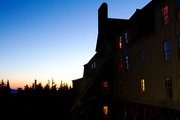 포토 JPG 해외이미지 나무 외관 오렌지 호텔 아침 전등 풍경 사람없음 건물 파란색 일출 어둠 황혼 일몰 새벽 역사 저녁 오두막 카피스페이스 해외202004 해외포토 주간 자연요소 식물 건축물 컬러 과일 숙소 조명 노을 공백 야간 파일형식 이미지허브