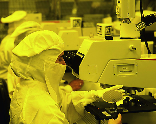 포토 JPG 해외이미지 공장 현미경 사람없음 과자 방 보호 하이테크 전자 먼지 제어 해외202004 해외포토 컨셉 공업 디저트 기술 실험기구 파일형식 이미지허브