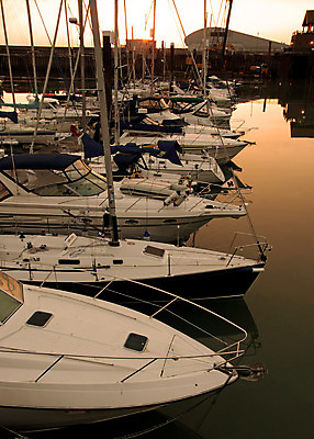 포토 JPG 해외이미지 실루엣 요트 항해 사람없음 물 햇빛 반사 항구 일몰 보트 뱃놀이 줄서기 해외202004 해외포토 자연요소 배_교통 교통시설 모션 촬영기법 태양 노을 전통놀이 파일형식 이미지허브