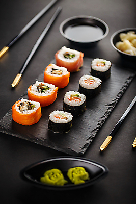 포토 JPG 해외이미지 젓가락 검은배경 실내 사람없음 초밥 고추냉이 간장 종지 김초밥 돌판 롤스시 생강초절임 일본음식 해외202004 해외포토 그릇 음식 백그라운드 수저 내부 검은색 돌_바위 양념 절임 파일형식 이미지허브