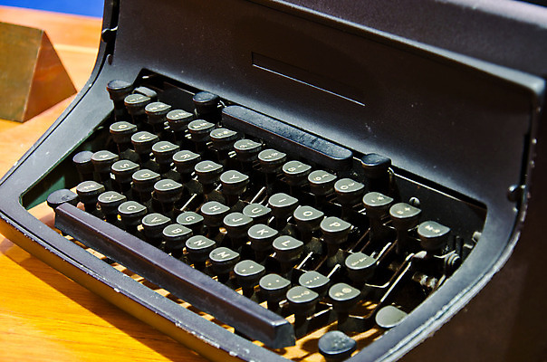 포토 JPG 해외이미지 캐릭터 알파벳 종이 통신 열쇠 사람없음 사무실 금속 검은색 기계 수확 골동품 흰색 키보드 업무 메시지 기자 클래식 닫기 인쇄 편지 작가 향수 오브젝트 부식 복고 페이지 비서 타자기 시트 타입 옛날 조작 철강 스타일 해외202004 해외포토 직업 영어 컬러 컨셉 농업 비즈니스 모션 재질 화장품 작업 파일형식 이미지허브