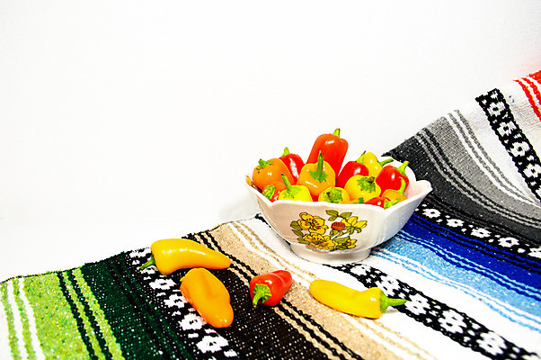 포토 JPG 해외이미지 접시 음식 백그라운드 채소 오렌지 탁자 피망 건강 요리 사람없음 장식 빨간색 초록색 파란색 컬러풀 노란색 주방 보라색 흰색 사발 달콤 맛 담요 유기농 매움 스페인어 해외202004 해외포토 식기 웰빙 컬러 가구 컨셉 과일 사기그릇 파일형식 이미지허브