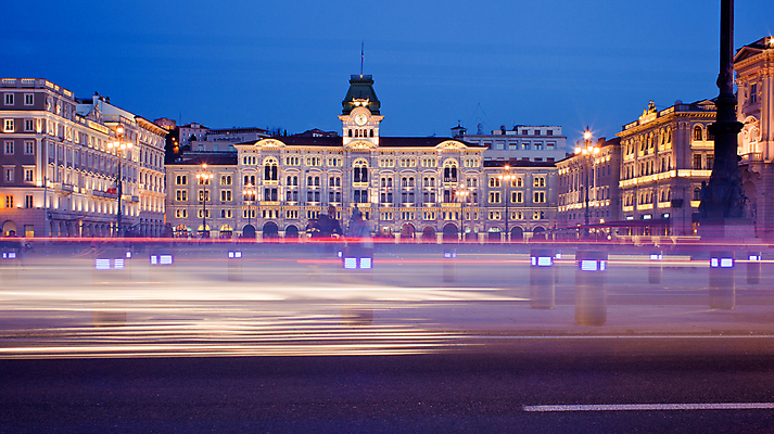 포토 JPG 해외이미지 건축양식 전등 풍경 사람없음 건물 빛 반사 일몰 이탈리아 궁전 역사 손목시계 정사각형 조경 문학 스카이라인 빛망울 해외202004 해외포토 도형 건축물 건축 유럽 시계 고건축 장신구 조명 노을 파일형식 이미지허브