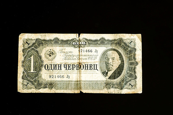 포토 JPG 해외이미지 얼굴 지폐 돈 신체 사람 사람없음 파티 머리 쪽지 역사 아빠 리더 러시아 판화 계산서 혁명 공산주의 대통령 러시아인 루블 소비에트 정부 정책 정치 정치가 해외202004 해외포토 서양인 직업 유럽 컨셉 가족 미술 이벤트 신체부위 재산 파일형식 이미지허브