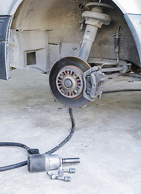 포토 JPG 해외이미지 직업 산업 부분 교통시설 자동차 바람 안전 사람없음 금속 장비 공구 스패너 업무 바퀴 변화 수리 콘센트 역 브레이크 확인 서비스 타이어 시스템 고정 정비공 유지 패드 교체 자동 철강 해외202004 해외포토 자연요소 육상교통 교통 컨셉 재질 날씨 도구 작업 기술자 시설 파일형식 이미지허브