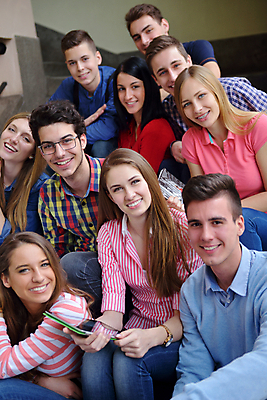 포토 JPG 해외이미지 학생 여자 남자 안경 학교 청소년 함께함 들기 앉기 여러명 옆모습 태블릿 계단 십대만 해외202004 해외포토 잡화 교육 뷰포인트 다수 컨셉 모션 사람 전자제품 스마트기기 파일형식 이미지허브