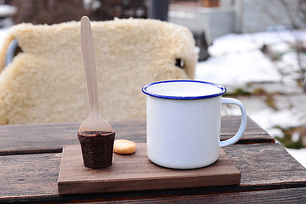 포토 JPG 해외이미지 유럽 커피 음료 음식 크리스마스 겨울 탁자 휴가 디저트 사탕 사람없음 야외 목재 컵 갈색 식당 초콜릿 카페 머그컵 추위 흰색 뜨거움 막대기 달콤 아침식사 크림 코코아 양모 해외202004 해외포토 나무 식기 계절 기념일 나라 컬러 가구 재료 상점 식사 직물 맛 파일형식 이미지허브