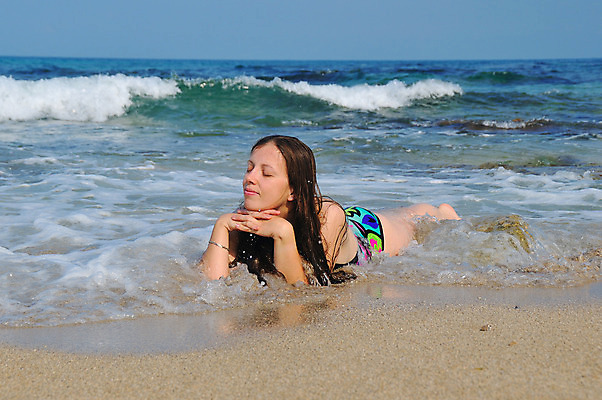포토 JPG 해외이미지 여자 호수 얼굴 모래 파도 바다 여행 신체 자연 하늘 휴가 휴식 한명 사람 소녀 성인 해변 물 여름 파란색 침묵 젖음 선탠 해외202004 해외포토 자연요소 1 계절 어린이 컬러 컨셉 신체부위 소리 생태계 파일형식 이미지허브