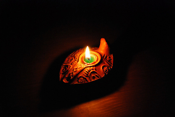 포토 JPG 해외이미지 종교 백그라운드 촛불 불 불꽃 사람없음 빛 평화 믿음 어둠 희망 화목 침묵 슬픔 기도 죽음 뜨거움 영혼 고독 야간 심볼 향수 오브젝트 싱글 촛대 연소 광 왁스 해외202004 해외포토 자연요소 감정 컨셉 초 소리 화장품 파일형식 이미지허브