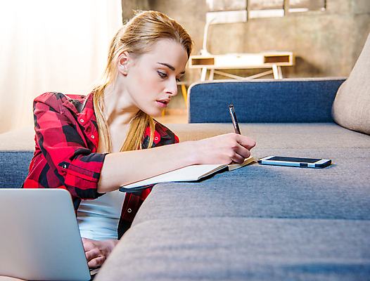 포토 JPG 해외이미지 직업 라이프스타일 여자 백그라운드 컨셉 통신 한명 사람 독서 표현 업무 작업 만족 장면 개성 블로거 프리랜서 스타일 중소기업 해외202004 해외포토 1 감정 회사 생활 파일형식 이미지허브