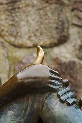 포토 JPG 해외이미지 손 조각 백그라운드 독일 앉기 사람없음 조각상 숫자 엄지손가락 광대 바위 행운 역사 재산 황금 무릎 청동 강조 해외202004 해외포토 문자 유럽 컨셉 손가락 모션 신체부위 금융 조형물 돌_바위 파일형식 이미지허브