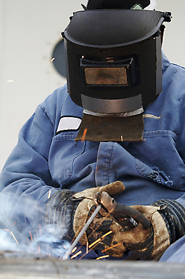 포토 JPG 해외이미지 남자 실내 한명 상반신 성인 앞모습 빛 잡기 업무 연기 불똥 용접 용접공 용접기 용접마스크 철강 성인남자한명만 해외202004 해외포토 직업 1 뷰포인트 모션 마스크 사람 내부 작업 남자한명만 성인남자만 파일형식 이미지허브