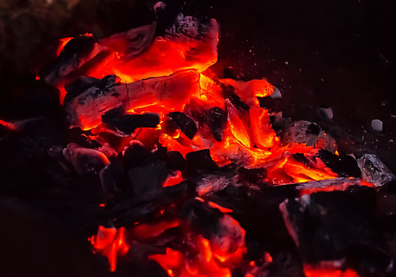 포토 JPG 해외이미지 나무 음식 검은배경 불 휴가 불꽃 사람없음 빨간색 소풍 쌓기 뜨거움 그릴 숯 화상 해외202004 해외포토 자연요소 식물 컬러 백그라운드 모션 주방용품 야외활동 검은색 상처 파일형식 이미지허브