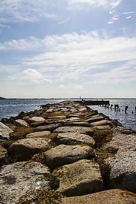 포토 JPG 해외이미지 구름 파도 바다 자연 하늘 휴가 덴마크 풍경 사람없음 물 태양 일출 항구 조약돌 바위 해외202004 해외포토 자연요소 교통시설 북유럽 노을 돌_바위 생태계 파일형식 이미지허브