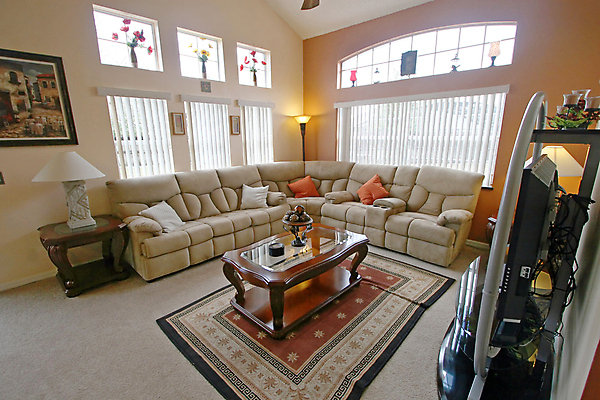 포토 JPG 해외이미지 쿠션 의자 창문 탁자 주택 앉기 사람없음 내부 소파 텔레비전 카펫 방 램프 휴게실 재산 리빙 해외202004 해외포토 가구 모션 조명 건물 금융 전자제품 파일형식 이미지허브