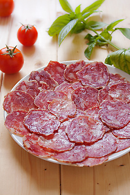 포토 JPG 해외이미지 접시 음식 조각 육류 사람없음 이탈리아 시골 돼지 소시지 맛 소금 무침 편육 핸드메이드 해외202004 해외포토 식기 유럽 컨셉 식재료 포유류 가공식품 파일형식 이미지허브