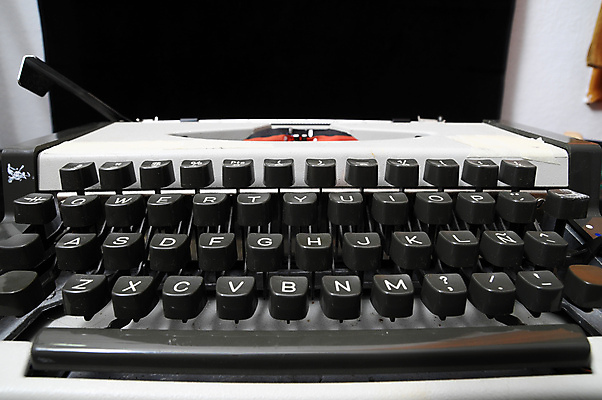 포토 JPG 해외이미지 백그라운드 비즈니스 열쇠 사람없음 책 사무실 기계 장비 수확 골동품 키보드 기자 클래식 인쇄 편지 작가 향수 오브젝트 문서 복고 타자기 타입 고립 구식 옛날 조작 해외202004 해외포토 직업 컨셉 농업 화장품 파일형식 이미지허브