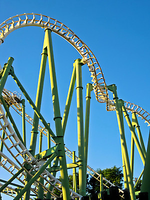 포토 JPG 해외이미지 주간 행복 곡선 하늘 휴식 사람없음 야외 연두색 파란색 맑음 놀이공원 주말 롤러코스터 해외202004 해외포토 자연요소 감정 선 컬러 컨셉 날씨 초록색 테마파크 놀이기구 파일형식 이미지허브