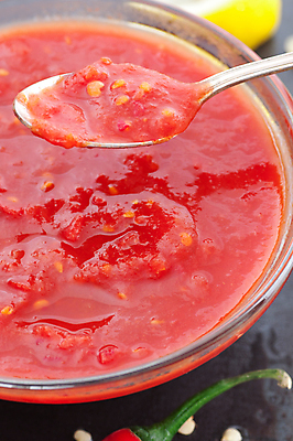 포토 JPG 해외이미지 음식 토마토 고추 사람없음 세로 숟가락 사발 닫기 유기농 핸드메이드 해외202004 해외포토 웰빙 채소 모션 수저 사기그릇 파일형식 이미지허브