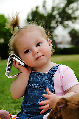 포토 JPG 해외이미지 공원 여자 딸 어린이 자연 엄마 모바일 한명 사람 스마트폰 자녀 아기 전화기 해외202004 해외포토 1 공공시설 가족 핸드폰 스마트기기 생태계 파일형식 이미지허브