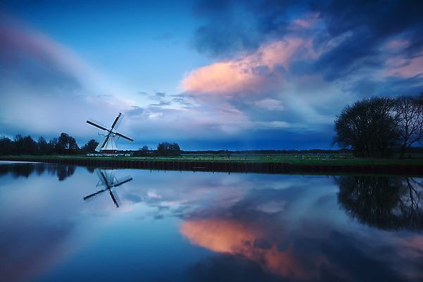 포토 JPG 해외이미지 나무 구름 문화 분홍색 오렌지 자연 하늘 표면 날씨 풍경 사람없음 야외 빨간색 물 파란색 강 농경지 반사 일출 환경 일몰 새벽 풍차 에너지 시골 저녁 네덜란드 운하 폭풍 생태학 폭풍우 수평선 해외202004 해외포토 자연요소 식물 교육 유럽 컬러 과일 농장 노을 비_날씨 야간 자연재해 생태계 파일형식 이미지허브