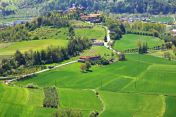 포토 JPG 해외이미지 계절 유럽 도로 여행 밭 자연 휴가 안테나 풍경 사람없음 야외 초록색 여름 농가 농장 여행객 마을 봄 이탈리아 시골 땅 언덕 시력 산기슭 내추럴 인기 피에몬테 세련 해외202004 해외포토 나라 길 컬러 농업 통신 교통시설 산 사람 생태계 파일형식 이미지허브