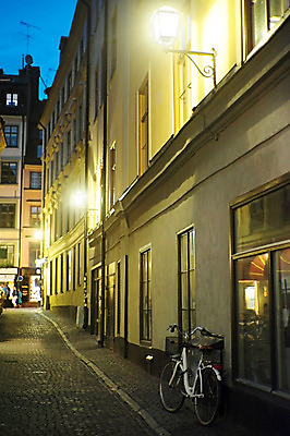 포토 JPG 해외이미지 디자인 도로 벽 여행 건축양식 창문 하늘 휴가 벽돌 거리 주택 스웨덴 사람없음 건물 빛 문 우주 자전거 황혼 펼침 조약돌 등불 도시 중세 보행로 야간 저녁 타운 구식 스칸디나비아 스톡홀름 옛날 해외202004 해외포토 자연요소 건축물 건축 길 교통시설 모션 조명 북유럽 바이크 일몰 돌_바위 역사 파일형식 이미지허브