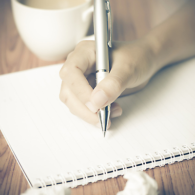 포토 JPG 해외이미지 손 실내 아웃포커스 신체부위 펜 공책 기록 잡기 소프트포커스 해외202004 해외포토 모션 문구용품 촬영기법 사람 내부 필기구 파일형식 이미지허브