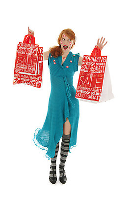 포토 JPG 해외이미지 전신 여자 행복 포스터 스티커 가방 한명 미소 사람 빨간색 파란색 쇼핑 세일 올려보기 유머 플라스틱 하락 사인 흰배경 빨간머리 고립 쇼퍼홀릭 해외202004 해외포토 1 헤어스타일 잡화 감정 컬러 백그라운드 컨셉 모션 재질 표정 흰색 파일형식 이미지허브