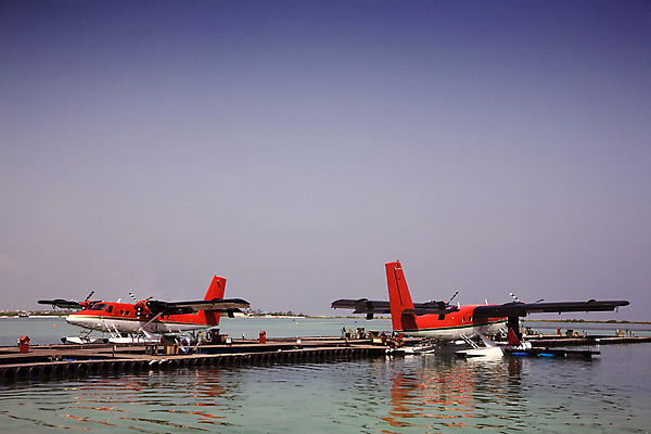 포토 JPG 해외이미지 바다 여행 날개 교통시설 하늘 비행기 안테나 사람없음 물 파란색 흰색 파일럿 쌍둥이 항공 준비 프로펠러 엔진 네비게이션 모터 대패 착륙 수평선 해외202004 해외포토 자연요소 직업 컬러 교통 통신 가족 항공교통 대중교통 시설 파일형식 이미지허브