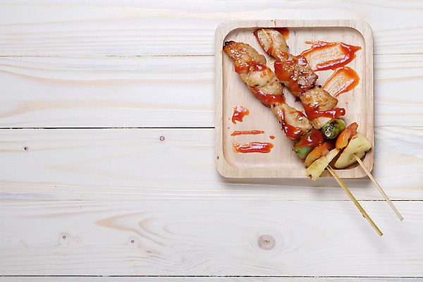 포토 JPG 해외이미지 접시 음식 토마토 채소 탁자 불 양파 육류 요리 사람없음 야외 목재 빨간색 초록색 소풍 식사 저녁식사 치킨 바 뜨거움 꼬치 그릴 바비큐 B 굽기 숯 점심식사 케밥 해외202004 해외포토 자연요소 나무 식기 알파벳 컬러 가구 식재료 재료 주방용품 야외활동 구이 닭고기요리 파일형식 이미지허브