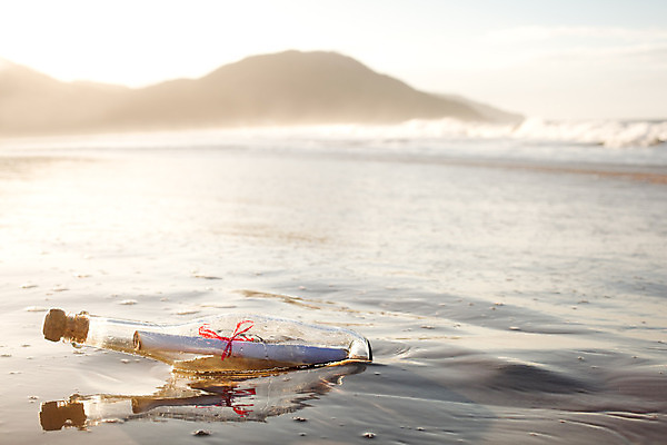 포토 JPG 해외이미지 모래 파도 바다 유리 사람없음 물 쪽지 메시지 코르크 멀리 고립 해외202004 해외포토 자연요소 재질 파일형식 이미지허브