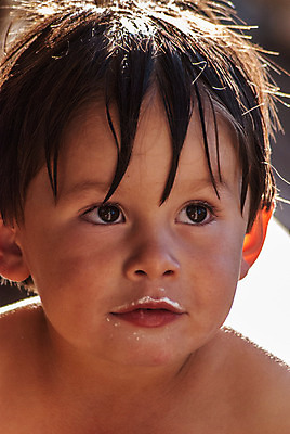 포토 JPG 해외이미지 응시 얼굴 어린이 한명 소년 청춘 수영 젖음 표현 입 컵케이크 입술 히스패닉 결백 프로스팅 해외202004 해외포토 1 시선 남자 컨셉 사람 신체부위 케이크 수상스포츠 제빵 파일형식 이미지허브