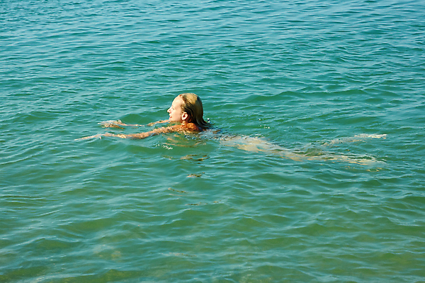 포토 JPG 해외이미지 백인 모델 라이프스타일 여자 유럽 파도 바다 신체 청소년 날씨 휴가 휴식 바닥 수영장 건강 한명 사람 야외 10대 물 여름 금발 맑음 수영 기쁨 뜨거움 선탠 피부 내추럴 거짓말 해외202004 해외포토 자연요소 서양인 1 헤어스타일 계절 감정 나라 컨셉 생활 신체부위 수상스포츠 파일형식 이미지허브