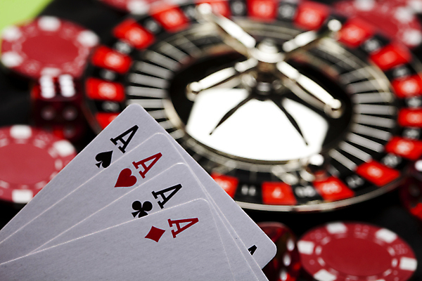 포토 JPG 해외이미지 실내 사람없음 아웃포커스 트럼프 포커칩 도박 카지노 룰렛 겜블 해외202004 해외포토 촬영기법 내부 놀이용품 게임 포커 파일형식 이미지허브