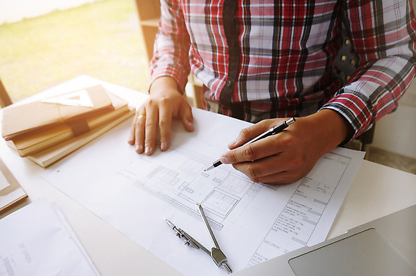 포토 JPG 해외이미지 직업 손 디자인 산업 종이 백그라운드 비즈니스 건축양식 부분 탁자 주택 직장 자 사람없음 건물 사무실 연필 계산기 흰색 공구 잡기 업무 엔지니어 재산 그린에너지 계획 헬멧 건축가 나침반 스케치 책상 묘사 측정 오브젝트 그림 청사진 공학 나누기 개발 계약자 진짜 프로젝트 해외202004 해외포토 건축물 교육 건축 컬러 가구 컨셉 회사 모션 문구용품 학용품 미술 신체부위 금융 필기구 장비 에너지 도구 작업 수학 기술자 보호장비 계약 사칙연산 파일형식 이미지허브