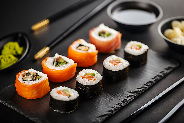 포토 JPG 해외이미지 젓가락 검은배경 실내 사람없음 초밥 고추냉이 간장 종지 김초밥 돌판 롤스시 생강초절임 일본음식 해외202004 해외포토 그릇 음식 백그라운드 수저 내부 검은색 돌_바위 양념 절임 파일형식 이미지허브