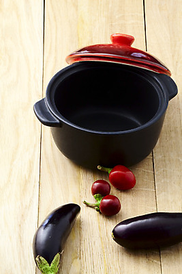 포토 JPG 해외이미지 라이프스타일 식기 문화 음식 다이어트 채소 과일 재료 자연 가지 건강 사람없음 목재 빨간색 주방 먹기 후추 채식주의자 해외202004 해외포토 나무 컬러 모션 생활 향신료 생태계 채식 파일형식 이미지허브