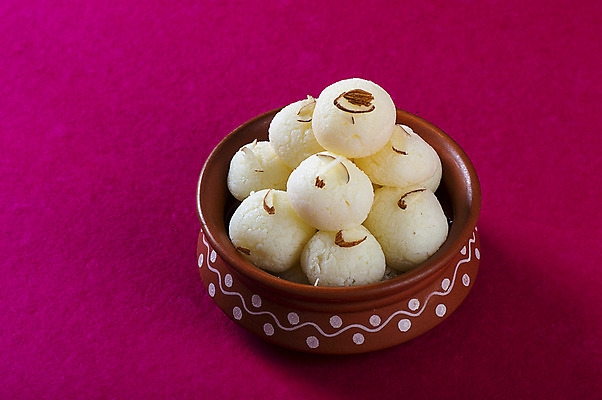 포토 JPG 해외이미지 디저트 사람없음 도자기 원형 사기그릇 인도음식 라스굴라 해외포토 도형 그릇 음식 치즈 동양음식 파일형식 이미지허브