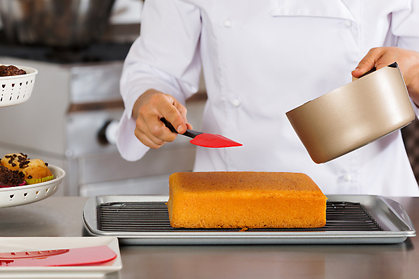 포토 JPG 해외이미지 직업 접시 손 여자 유니폼 디저트 요리 한명 장식 과자 케이크 주방 식당 초콜릿 요리사 검은색 고명 달콤 맛 냄비 유혹 서비스 국자 준비 만들기 서빙 토핑 주걱 코코아 제빵사 페스츄리 해외202004 해외포토 1 식기 옷 음료 음식 빵 컬러 컨셉 모션 주방용품 사람 신체부위 상점 솥 파일형식 이미지허브