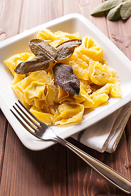 포토 JPG 해외이미지 접시 음식 포크 파스타 요리 사람없음 식사 저녁식사 맛 먹이 버터 점심식사 폭식 라비올리 세이지 채식주의자 핸드메이드 해외202004 해외포토 식기 컨셉 서양음식 채식 파일형식 이미지허브