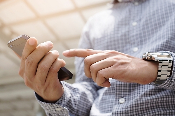 포토 JPG 해외이미지 직업 라이프스타일 손 응시 남자 백그라운드 인터넷 비즈니스 통신 손가락 모바일 세포 사람 성인 사람없음 스마트폰 핸드폰 독서 디지털 터치 타이핑 잡기 업무 직장인 비즈니스맨 메시지 이메일 무선전화기 전화기 고객 스마트 부름 마케팅 문자메시지 터치스크린 셀룰러 해외202004 해외포토 시선 컨셉 모션 생활 신체부위 전자제품 스마트기기 작업 파일형식 이미지허브